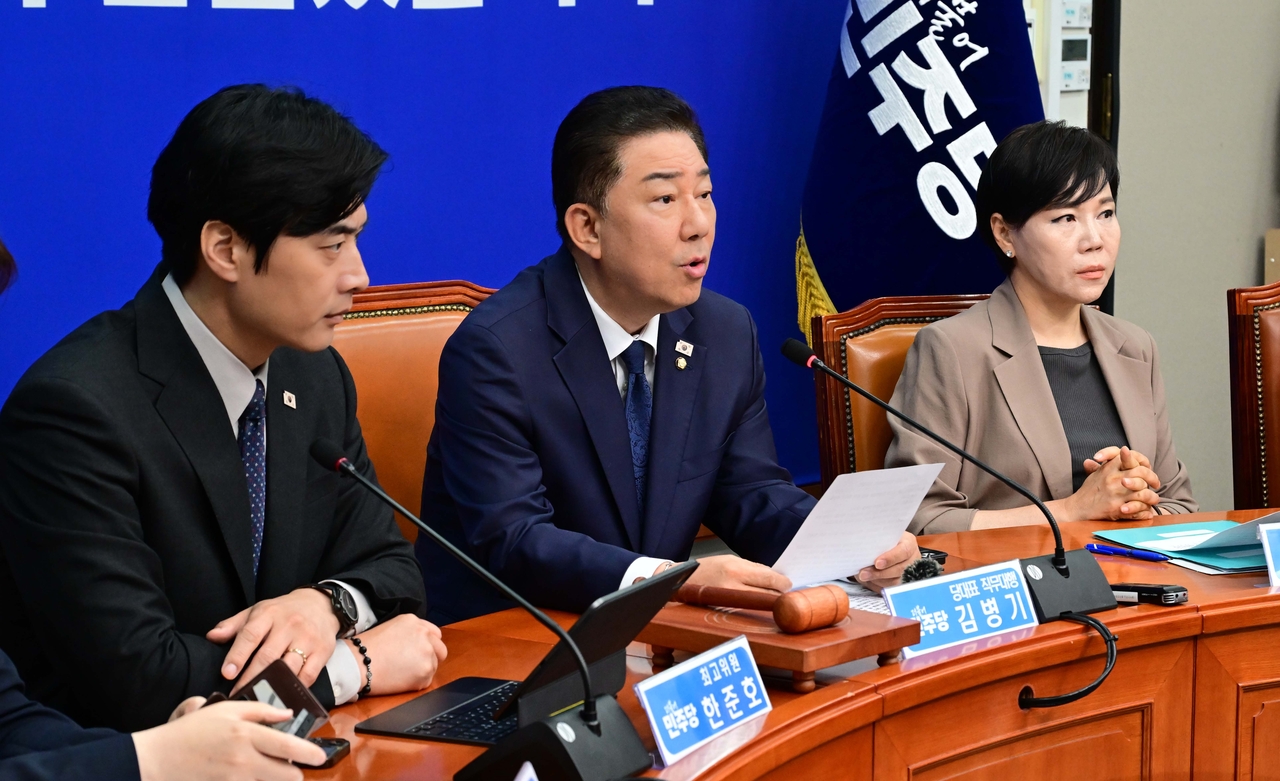 김병기(가운데) 더불어민주당대표 직무대행 겸 원내대표가 4일 오전 서울 여의도 국회에서 열린 최고위원토토사이트 매입에 참석해 모두발언하고 있다. 이상섭 기자