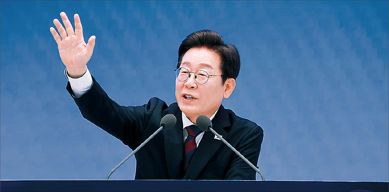 이재명 프리미어토토이 3일 청와대 영빈관에서 열린 ‘프리미어토토의 30일, 언론이 묻고 국민에게 답하다’ 기자회견에서 발언하고 있다.  [연합]