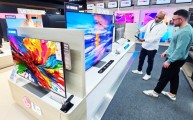 글로벌 TV 시장 ‘3重苦’에 관세 발효까지…속 타는 삼성·LG [비즈360]