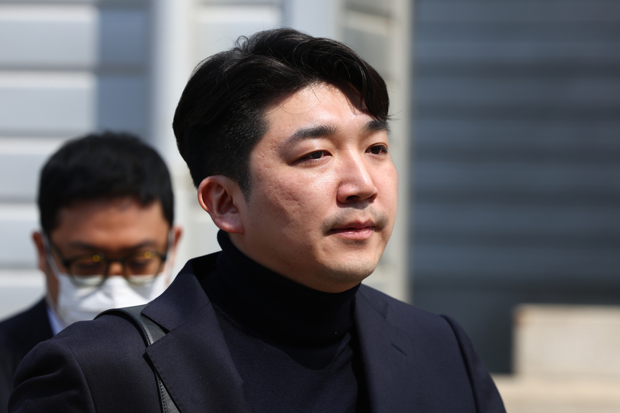 최형록 토토사이트 w 대표가 3일 서울 서초구 서울회생법원에서 열리는 기업회생신청 대표자 심문기일에 출석하고 있다. [연합]