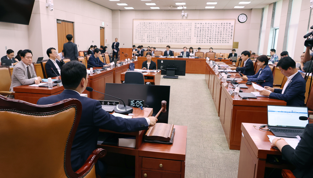 2일 서울 여의도 국회 법제사법위원회에서 여야의 상법개정안 처리 합의 이후 열린 법안심사제1소위원회의에서 더불어민주당 소속 김용민 소위원장이 안건을 상정하고 있다. <연합뉴스>