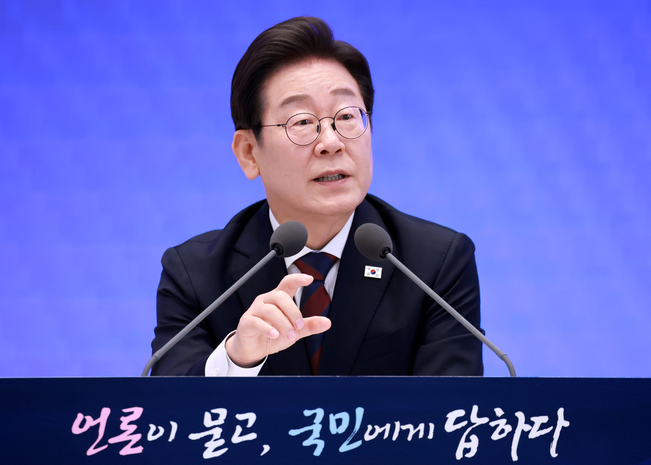 이재명 대통령이 지난 3일 청와대 영빈관에서 열린 ‘대통령의 30일, 언론이 묻고 국민에게 답하다’ 기자회견에서 취재진의 질문에 답하고 있다. [연합]