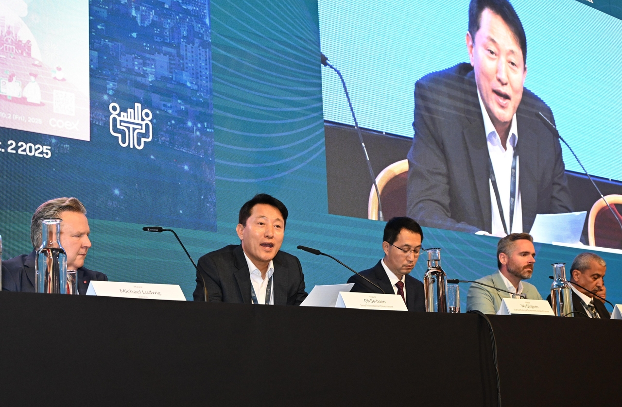 Seoul Mayor Oh Se-hoon speaks at the 2025 World Cities Summit Mayors Forum on Thursday local time at Vienne, Austria, introducing Seoul's uniques housing systems to tackle low birthrate. (Yonhap)
