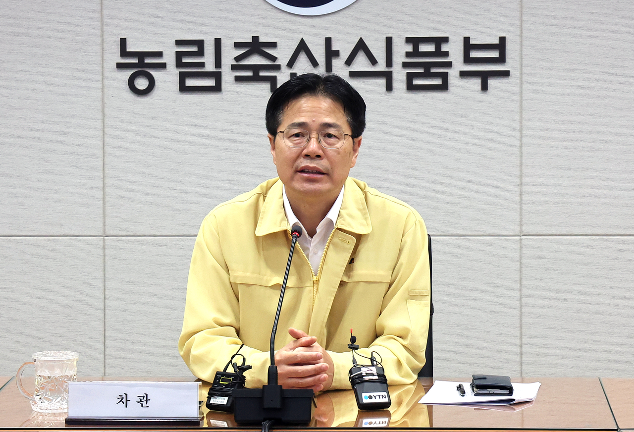 강형석 농림축산식품부 차관이 4일 정부세종청사 농식품부 농업재해대책상황실에서 열린 먹튀검증사이트 토토사이트 대응 추진 상황 점검회의를 주재하고 있다. [연합]