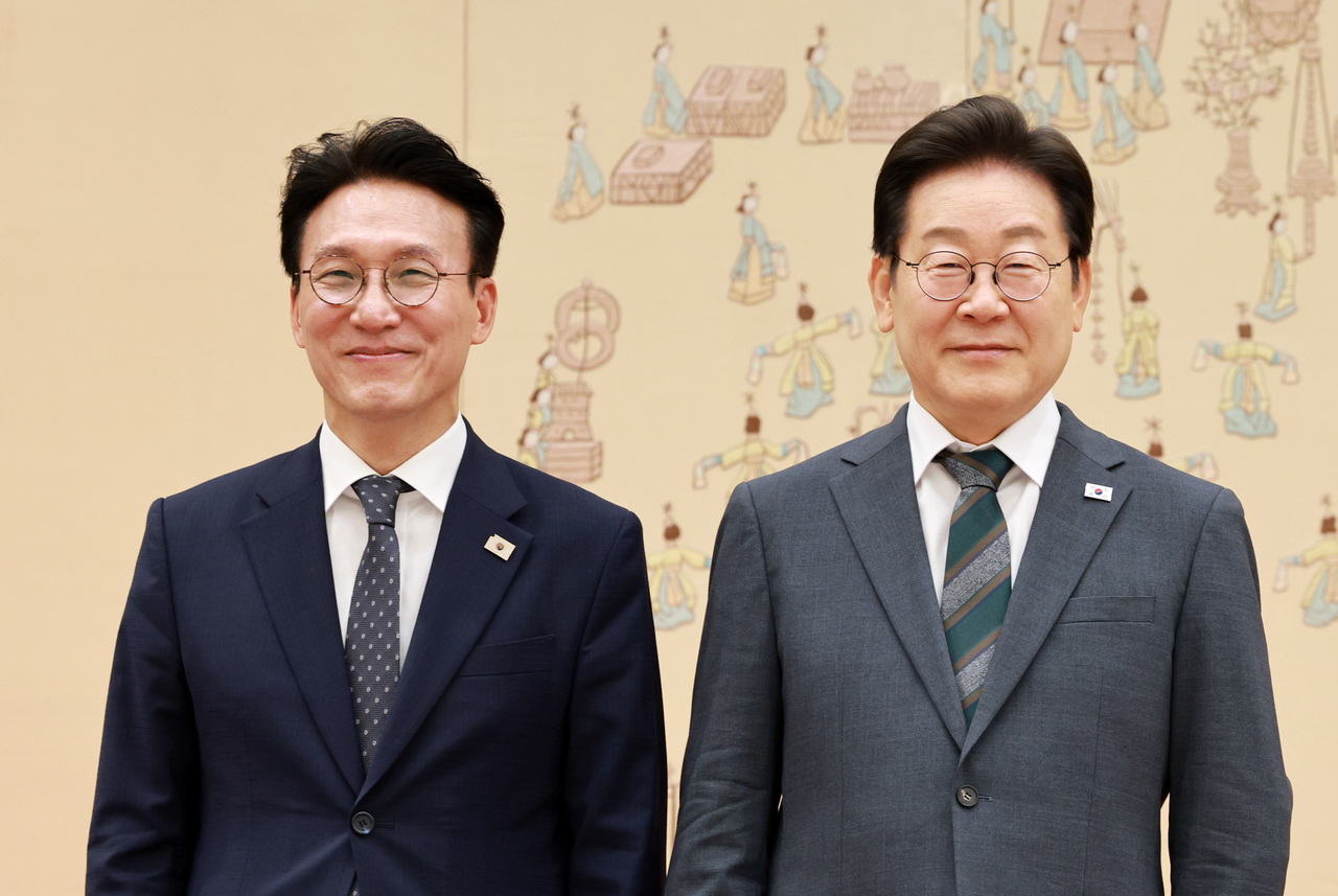 이재명(오른쪽) 알파벳 토토이 4일 용산 알파벳 토토실에서 김민석 국무총리에게 임명장을 수여한 후 기념촬영을 하고 있다. 2025.7.4 [알파벳 토토실통신사진기자단] [연합]