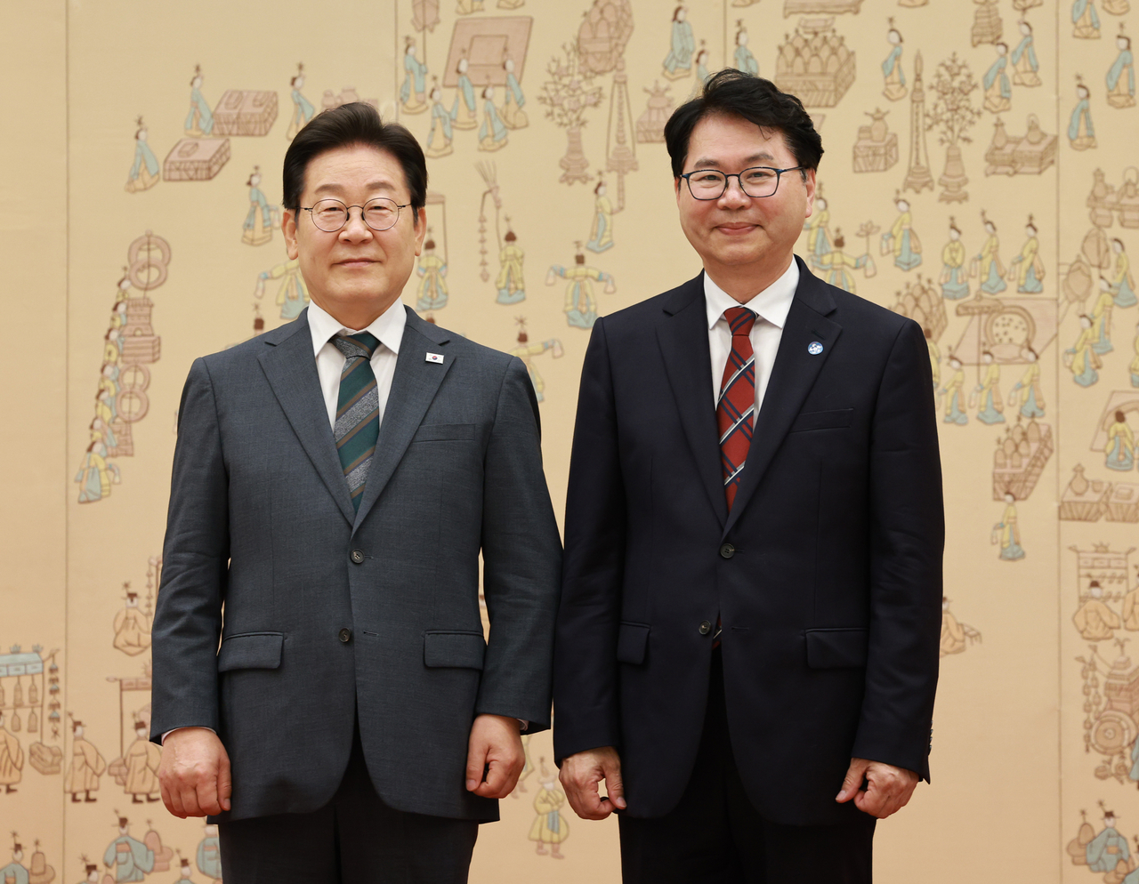 President Lee Jae Myung (left) and the head of the State Affairs Planning Committee Lee Han-joo pose for a photograph Friday. Yonhap