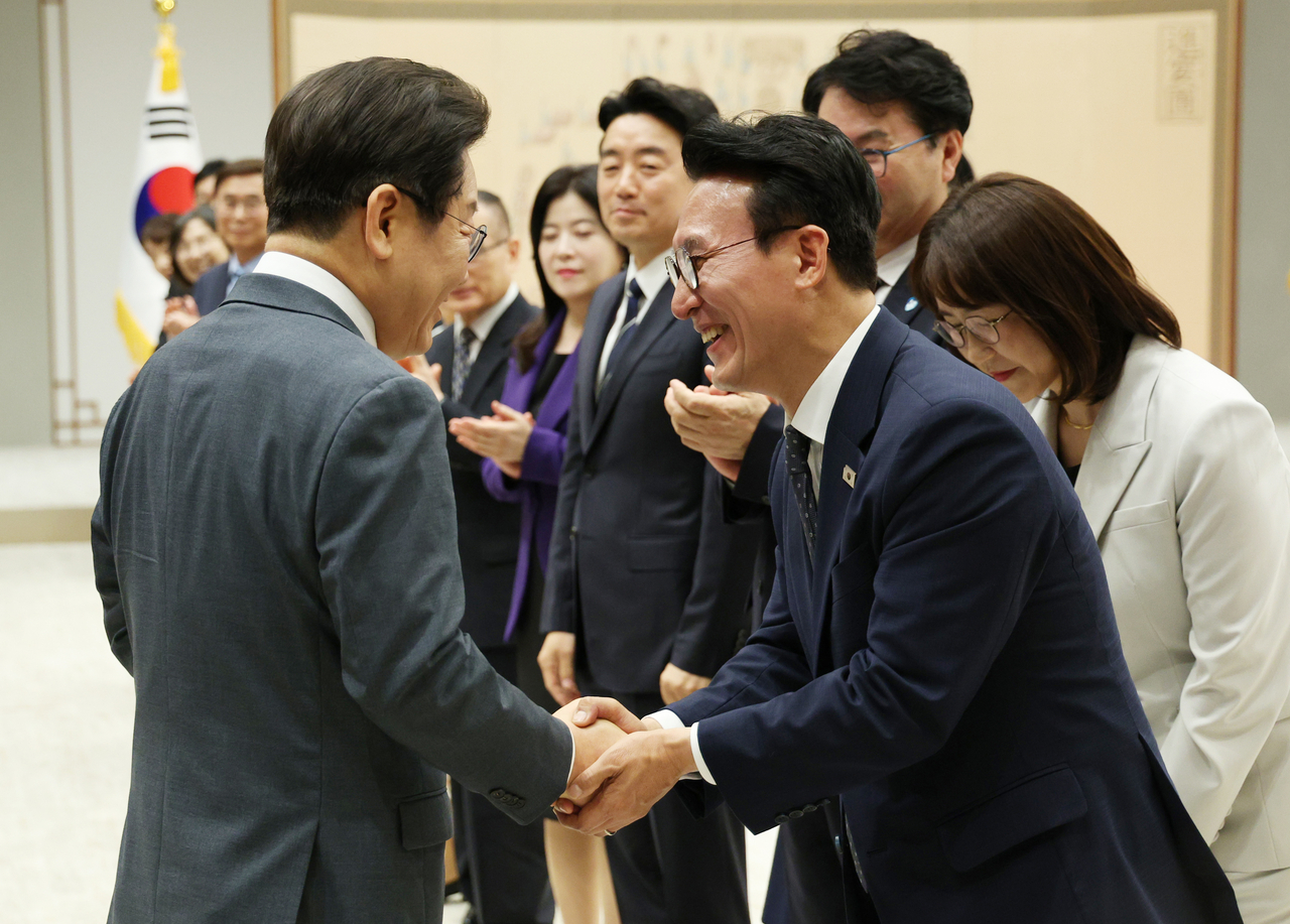 이재명 토토사이트 헐크 가입코드이 4일 용산 토토사이트 헐크 가입코드실에서 열린 임명장 수여식에서 김민석 국무총리와 인사하고 있다. [연합]
