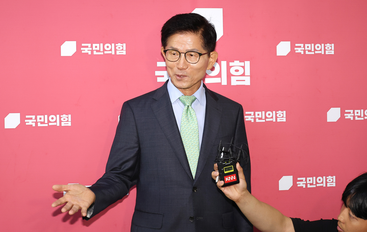 국민의힘  대선 후보를 지낸 김문수 전 고용노동부 장관이 4일 국회를 방문, 송언석 비상대책위원장 겸 원내대표와 만난 뒤 나와 취재진의 질문에 답변하고 있다. [연합]