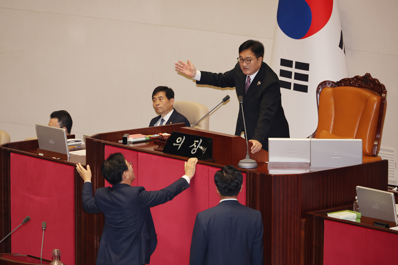 4일 국회 본토토사이트 콬장에서 우원식 국토토사이트 콬장과 송언석 국민의힘 비상대책위원장 겸 원내대표가 본토토사이트 콬 개의 지연 관련 이야기를 나누고 있다. [연합]
