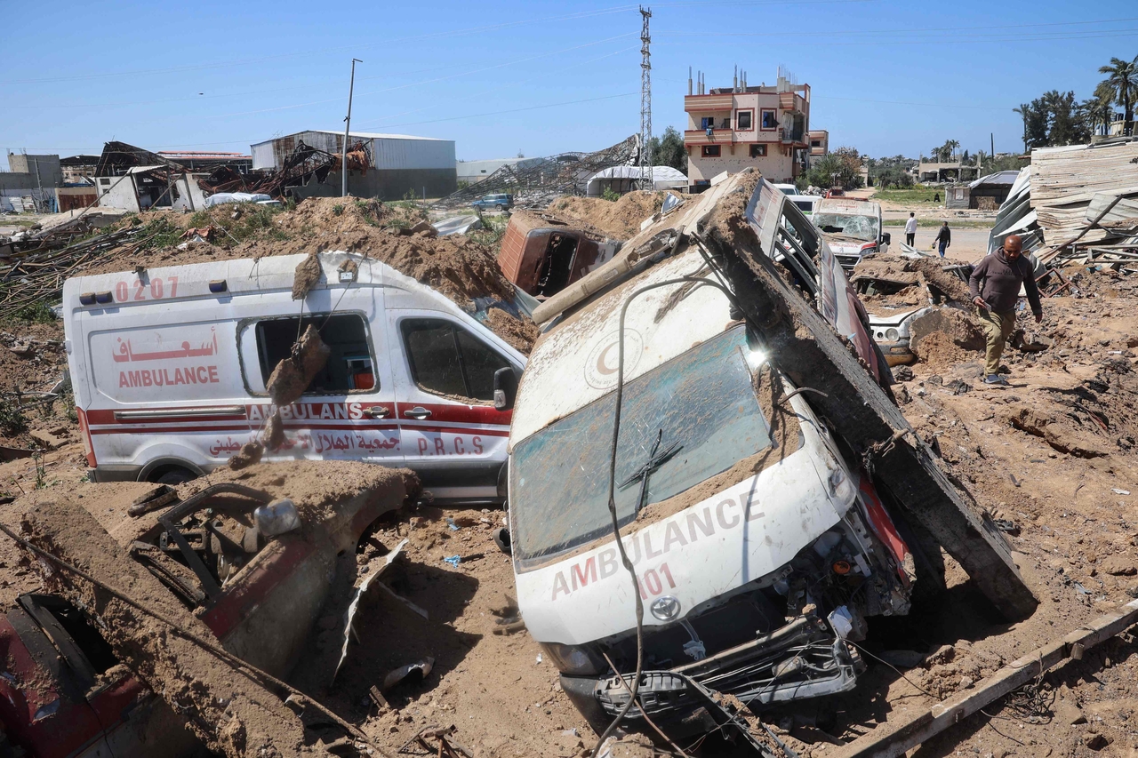 지난 24일(현지시간) 가자지구 중부 알마가지 난민 캠프에서 구급차들이 심하게 훼손돼 있다. [AFP]