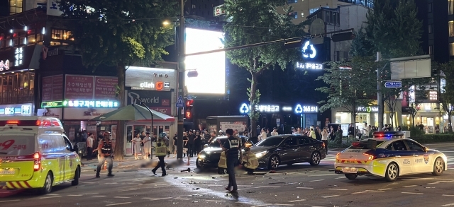지난해 7월 서울 시청역 인근 교차로에서 발생한 차량 돌진 사고 현장. 경찰과 구조대원들이 현장을 수습하고 있다. [연합]