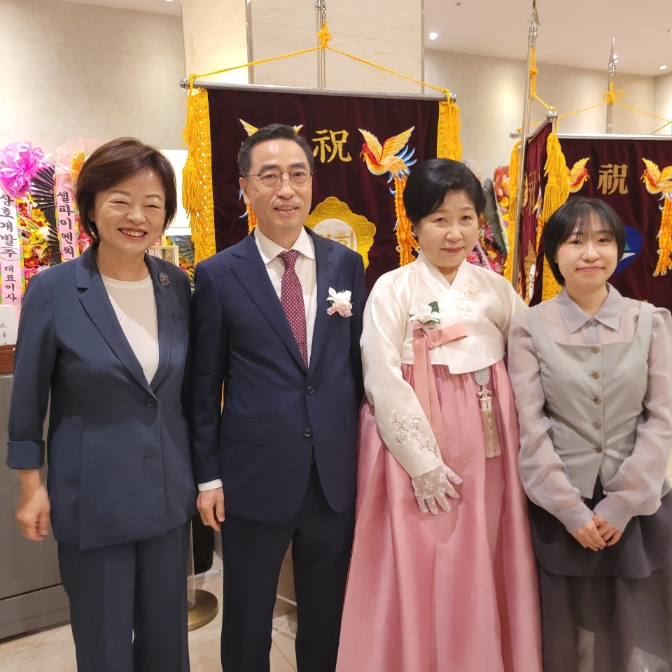 진선미 국회의원(맨 왼쪽)이 김진팔 전 토토사이트 로그인 없이 도시기반시설본부장(왼쪽 두번째) 부부 장녀 결혼을 축하하며 기념 사진을 찍었다. 사진=박종일 기자