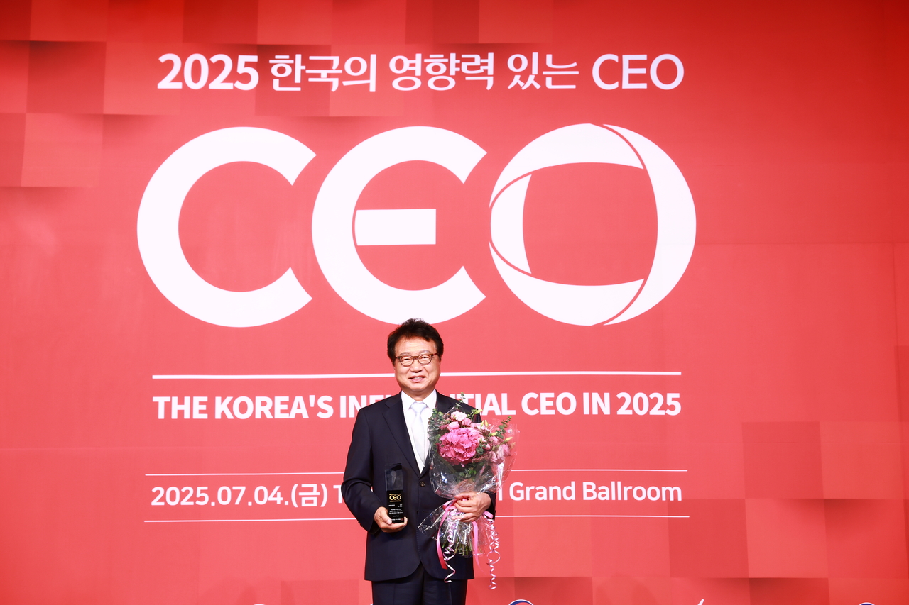 손병복 퍼스타 토토가  ‘2025 한국의 영향력 있는 CEO’로 선정돼 수상했다[울진군 제공]