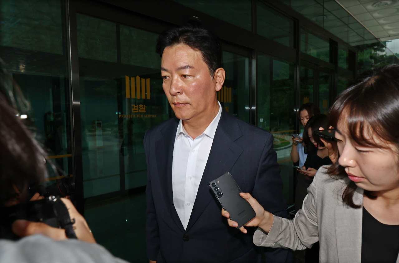 김성훈 전 대통령경호처 차장이 3일 내란특검 토토사이트 아띠를 받기 위해 서초구 서울고검으로 들어서고 있다. [연합]