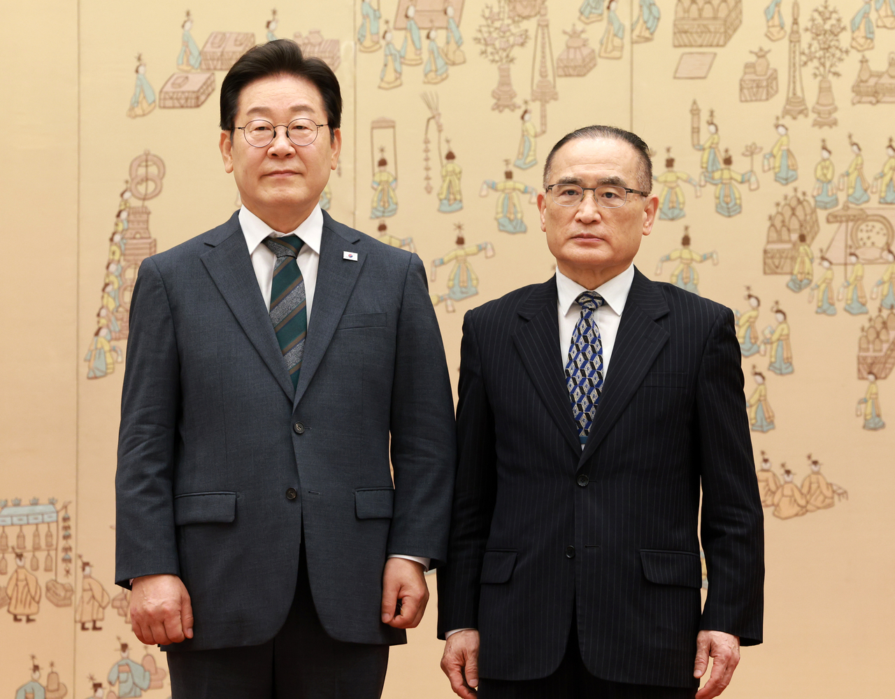 South Korean President Lee Jae Myung (left) and National Security Adviser Wi Sung-lac pose for photos on July 4 at the Presidential Office in Yongsan-gu, Seoul. (Yonhap)