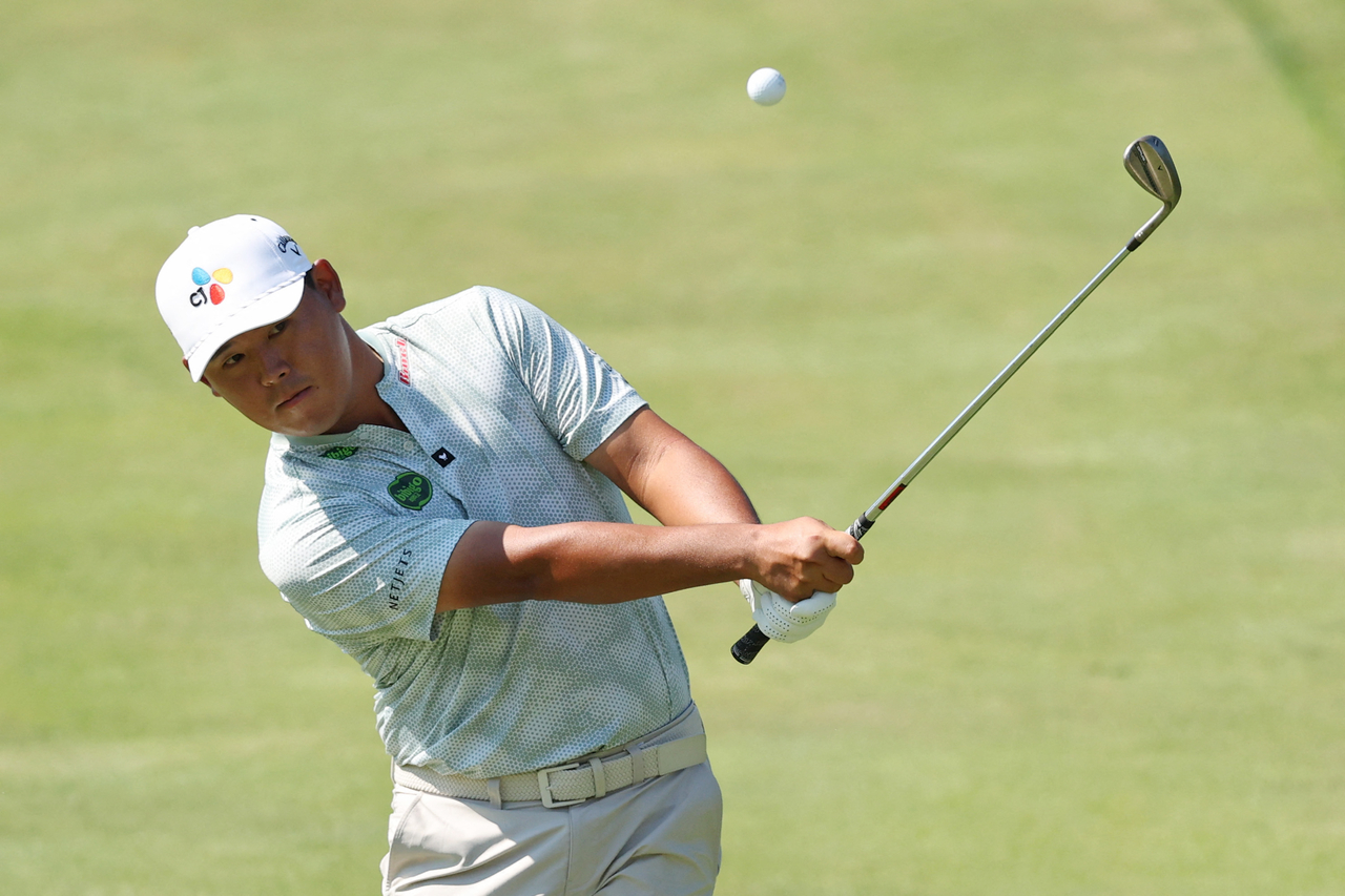 토토사이트 계정탈퇴가 5일(한국시간) PGA 투어 존디어 클래식 2라운드 14번홀에서 샷을 하고 있다. [AFP]