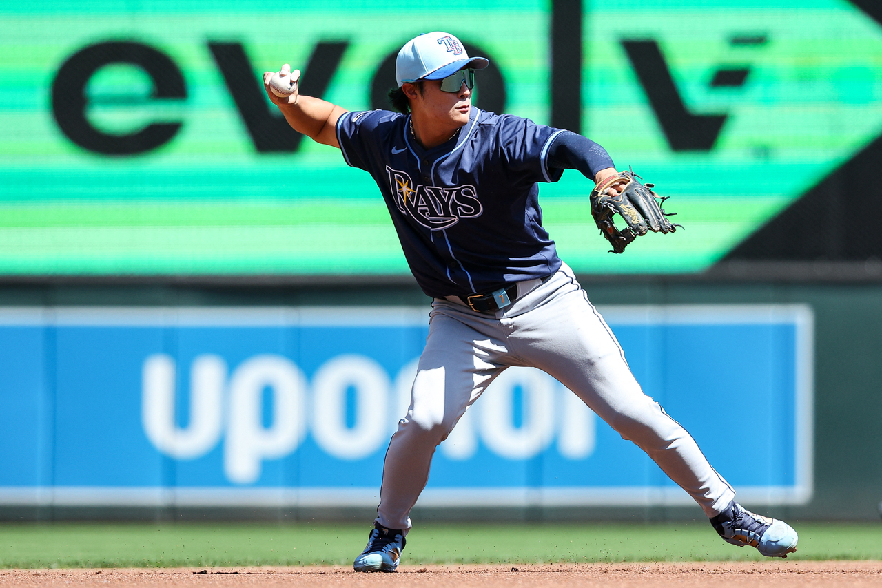 Tampa Bay Rays shortstop Kim Ha-Seong Kim throws the ball to first base to get out Minnesota Twins center fielder Byron Buxton during the first inning at Target Field. (Yonhap)