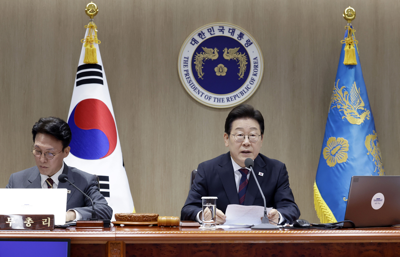 President Lee Jae Myung (R) presides over a Cabinet meeting at the presidential office in Seoul on July 5, 2025. (Yonhap)