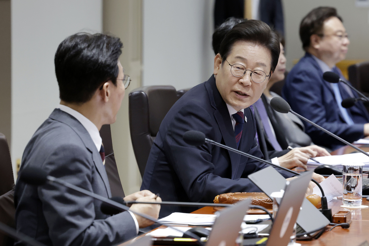 이재명 대통령이 5일 서울 용산 대통령실 청사토토사이트 토대리 열린 국무회의토토사이트 토대리 김민석 국무총리를 환영하는 인사말을 하고 있다. [연합]