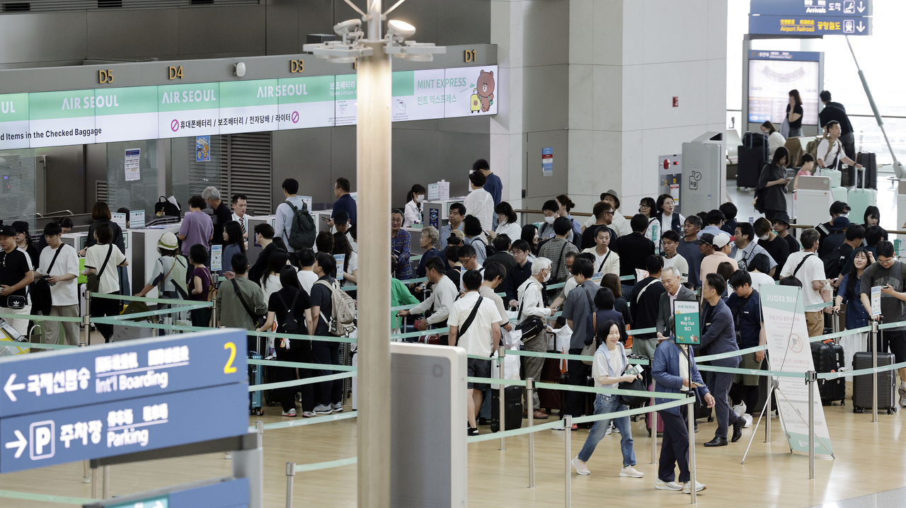 Travelers bound for Japan are checking in at Terminal 1 of Incheon International Airport on June 9. (Newsis)