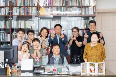 박강수 마포히어로토토이 노은씨 가족과 함께 히어로토토실에서 기념사진을 찍었다.
