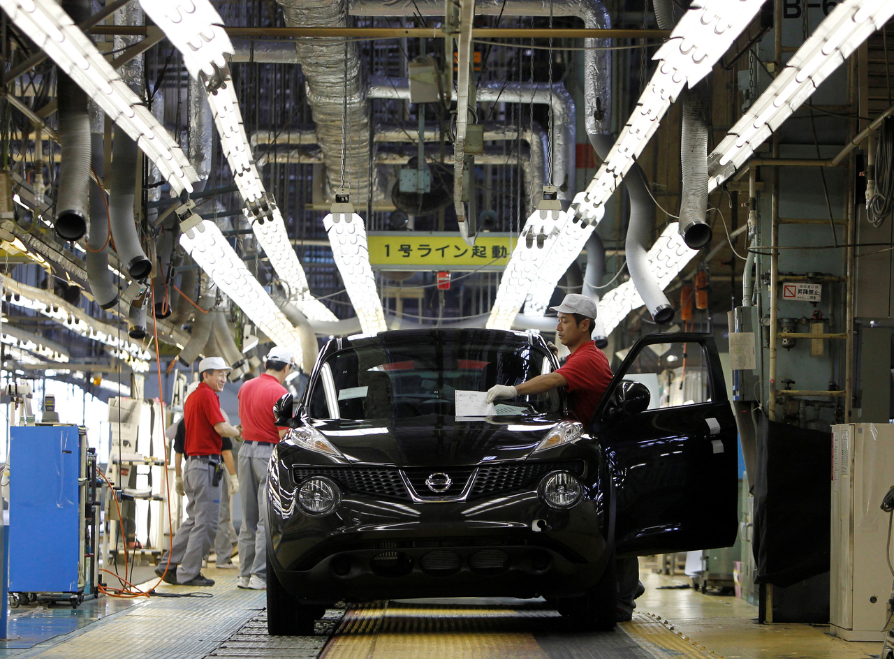 Workers are spotted on the production line at Nissan’s Oppama plant in Yokosuka, Tokyo on July 2, 2011. (Reuters-Yonhap)