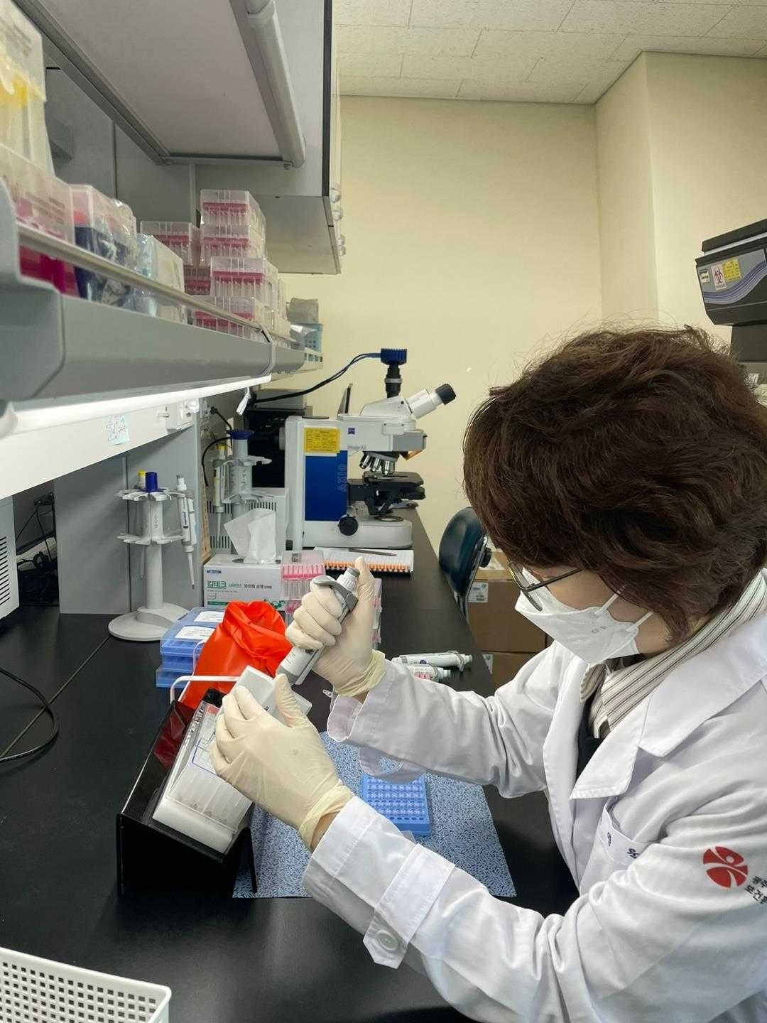 광주보건환경연구원은 질병관리청과 함께 지역 협력의료기관 내 호흡기 감염병 의심 환자를 대상으로 9종의 병원체를 감시하는 ‘국가 호흡기토토사이트 지분 통합감시 사업’을 운영하고 있다.