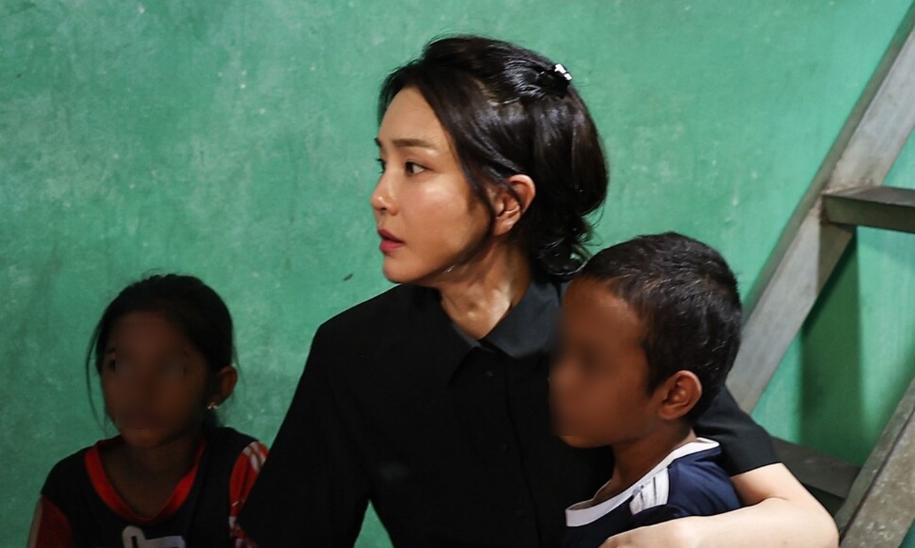 Kim Keon Hee (center), wife of former President Yoon Suk Yeol (not seen in this photo), is seen with children in Cambodia during her visit to the Southeast Asian country in November 2022. (The presidential office)