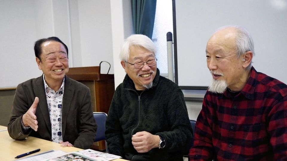 Tatsuro Usui (center) and his peers discuss the advantages of ‘community debut.’    (Japan News)