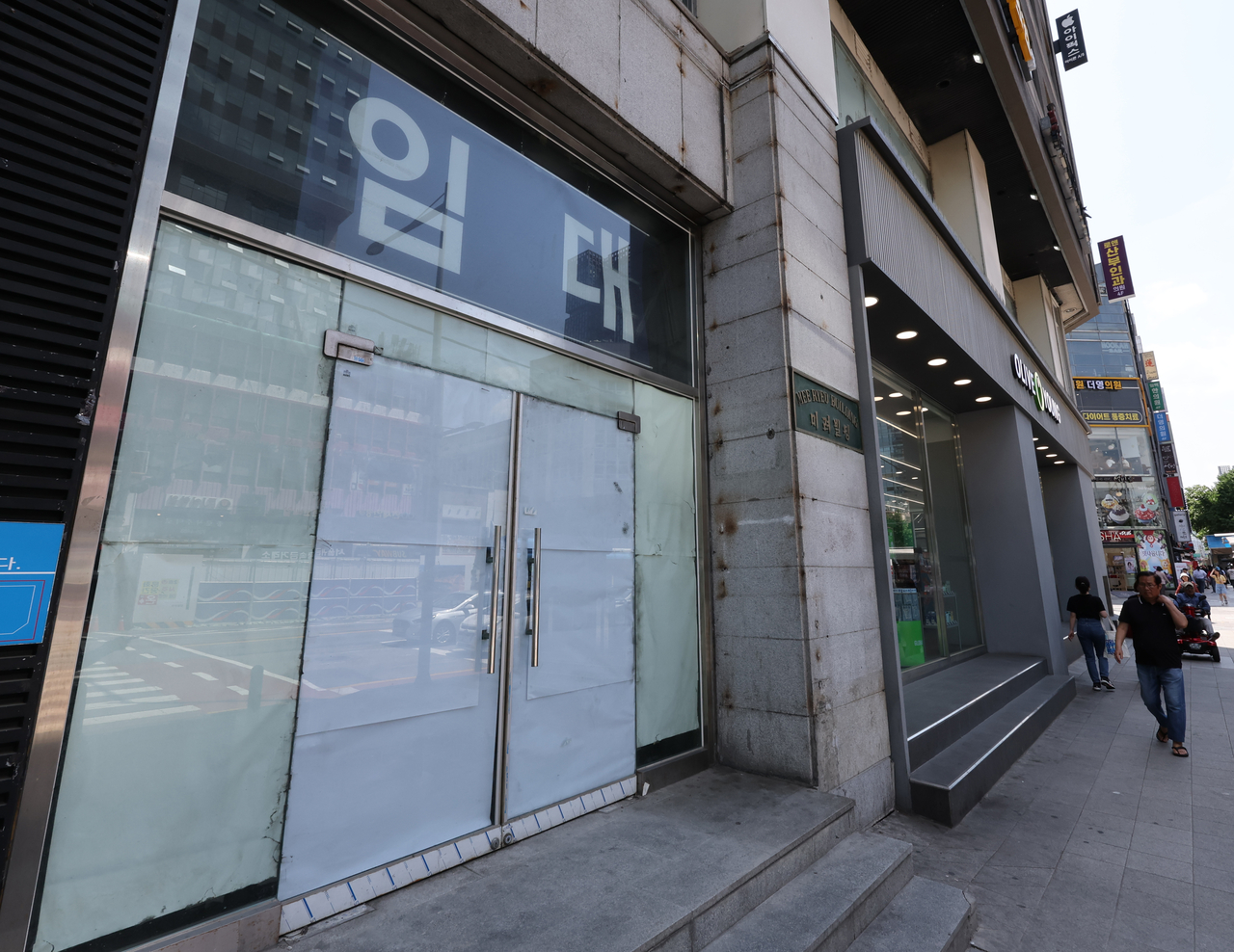 22일 서울 시내 한 건물에 임대 안내문이 붙어있다. [연합]