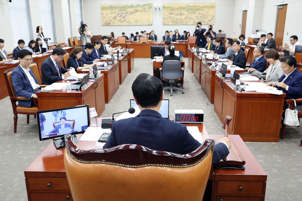 2일 서울 여의도 국회에서 열린 비타임 토토위원회 전체회의에서 더불어민주당 소속 김영호 위원장이 의사봉을 두드리고 있다. [연합]