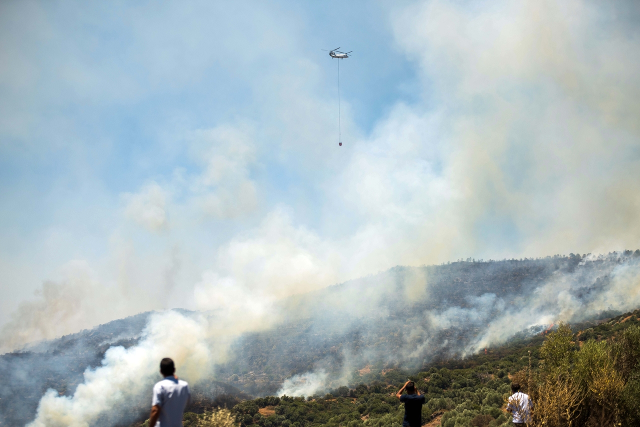 A helicopter puts out a fire in the Odemis district of Izmir, Turkey, Friday. (Xinhua-Yonhap)