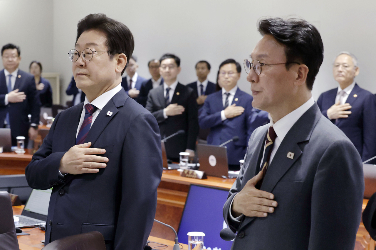 이재명 대통령과 김민석 국무총리가 5일 서울 용산 대통령실 청사에서 열린 국무회의에서 국기에 경례하고 있다. [대통령실통신사진기자단]