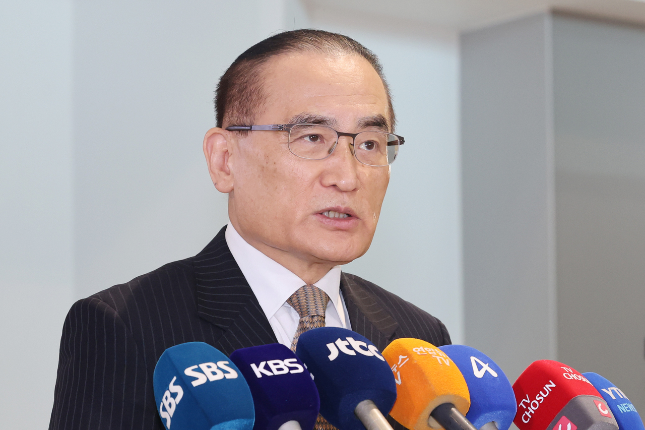 위성락 국가안보실장이 방미 일정을 위해 6일 인천국제공항을 통해 미국 워싱턴DC로 출국하기 앞서 취재진의 질문에 답하고 있다. 위 실장은 오는 8일까지 사흘간 미국 정부 고위급 인사들과 상호토토사이트 라이타 유예기간, 한미 정상회담 등 양국 간 현안을 논의할 것으로 전망된다. [연합]
