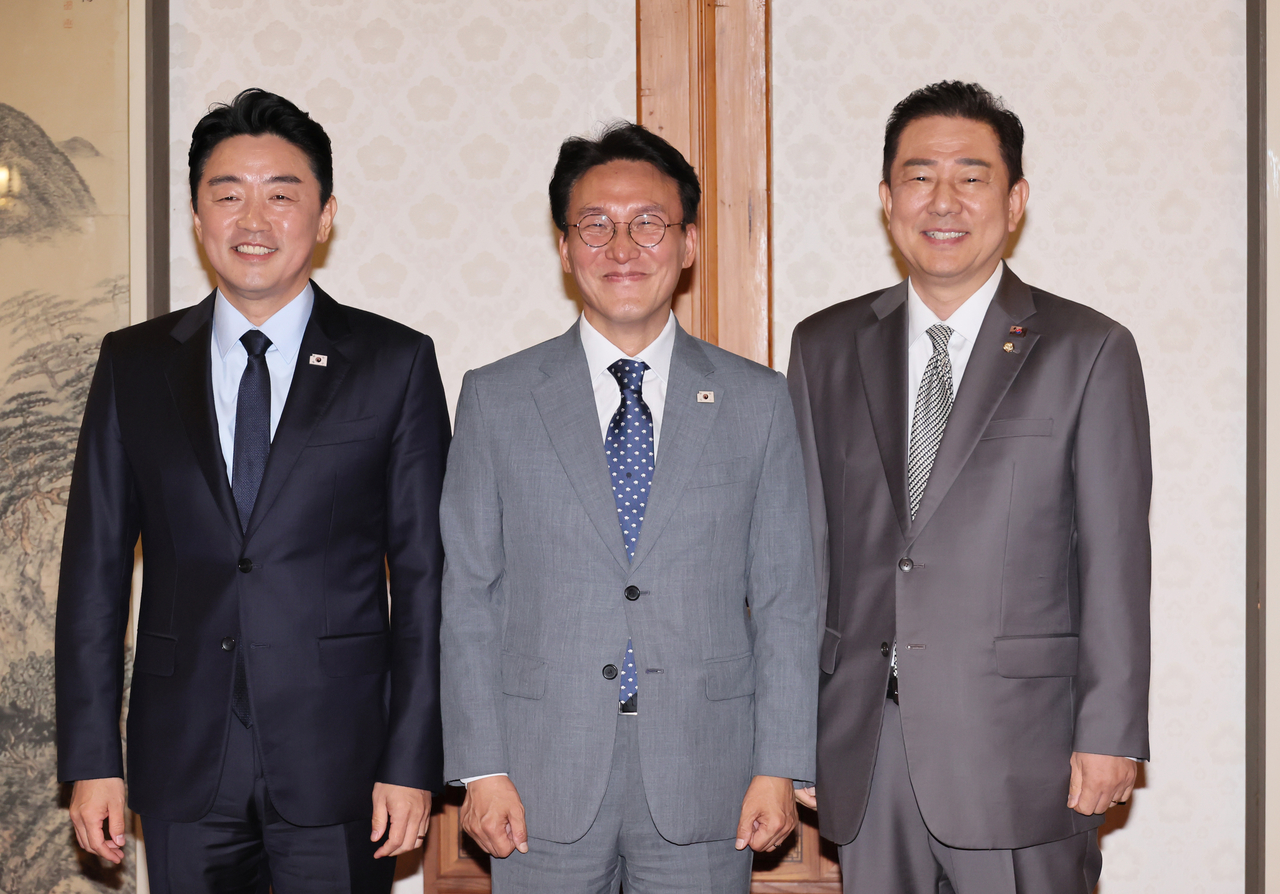 김민석 국무총리(가운데)가 6일 서울 종로구 삼청동 총리공관에서 열린 고위한글지원 해와 토토사이트협의회에서 더불어민주당 김병기 대표 직무대행 겸 원내대표(오른쪽), 강훈식 대통령 비서실장과 기념촬영을 하고 있다. [연합]