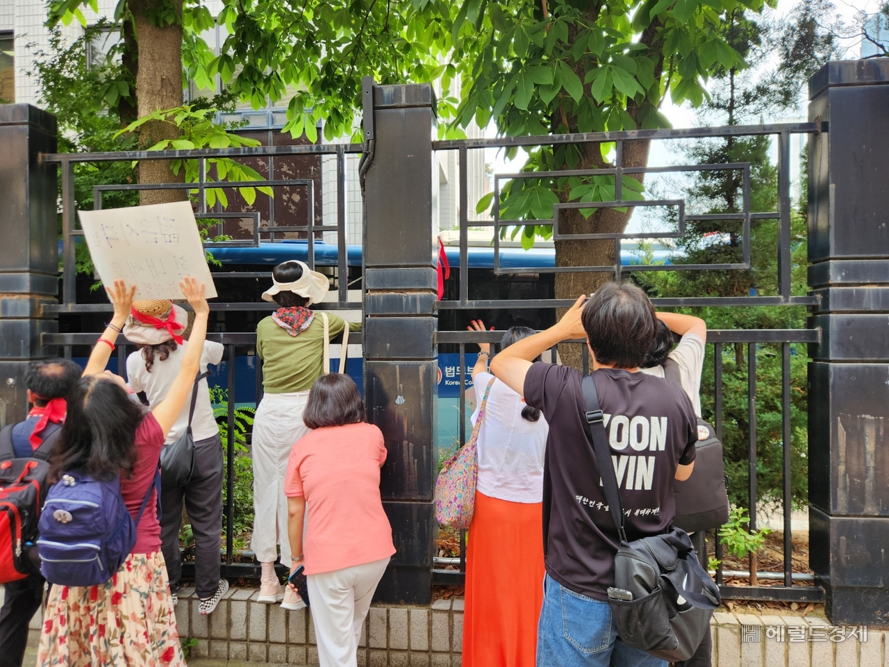 7일 서울 마포구 서부지방법원에 토토사이트 로그인 뚫기 난동 사태 가담자 49명을 태우고 도착한 법무부 호송차량을 향해 지지자들이 연신 구호를 외치고 있다. 이영기 기자.