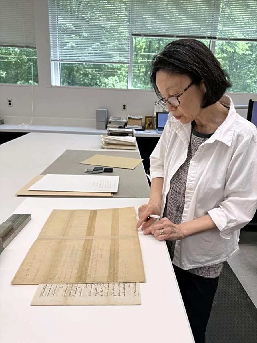 Yoonjoo Strumfels, a conservator at the US National Archives, uses washi paper to repair a document in College Park, Maryland.    (Japan News)
