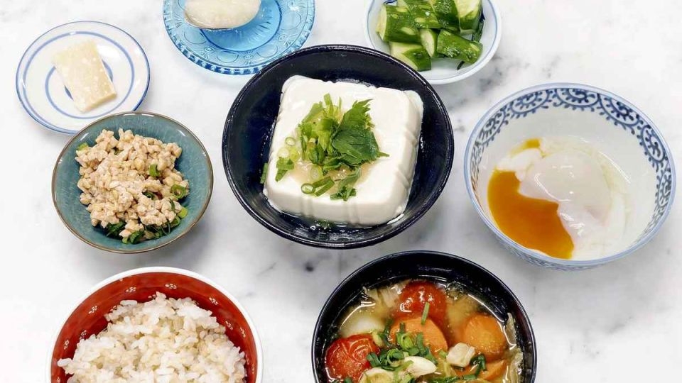 Sachiko Murakami’s protein-rich breakfast set consists of quick miso soup, rice (mixture of brown and white rice), an onsen tamago soft-boiled egg, hikiwari (crushed) natto, cheese, hiyayakko cold tofu and a spoonful of jam.   (Japan News)