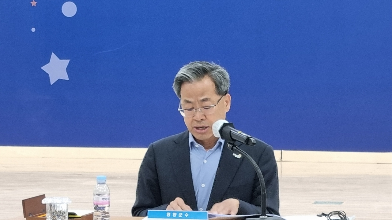오도창 토토사이트 케이벳가 2일 군청 대회의실에서 열린 ‘민선 8기 3주년 언론관계자 간담회’에서 4년차 군정 방침 등을 밝히고 있다.[사진=김병진 기자]