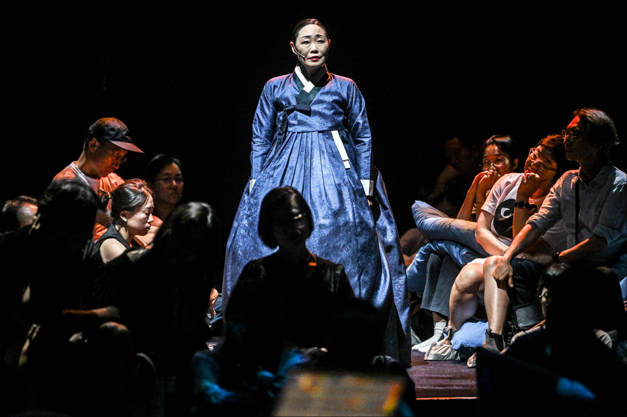 Jeongga singer Jung Mari performs during the opening concert of Sync Next 25, " Lucid Fall, Jung Mari, Boo Ji-hyun on Sync Next 25" (Sejong Center for the Performing Arts)