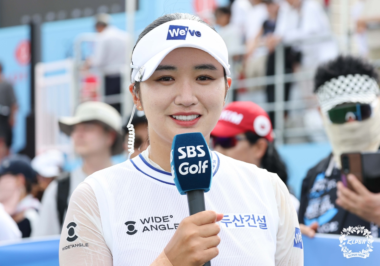 우승 직후 방송사와 우승 인터뷰 중인 블랙토토, [사진=KLPGA]