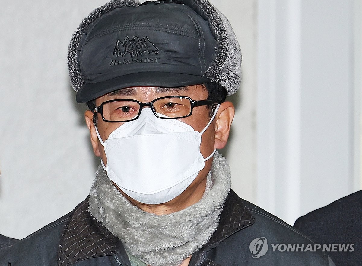 노상원 전 국군정보사령관이 지난해 12월 오전 서울 은평구 서울서부경찰서에서 검찰로 송치되고 있다. [연합]
