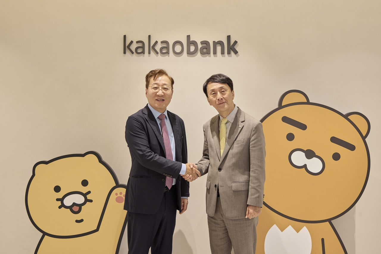 윤호영(왼쪽) ayo 토토사이트 대표이사와 김경환 한국주택금융공사 사장이 업무협약식에서 기념촬영 하고 있다.  [ayo 토토사이트 제공]