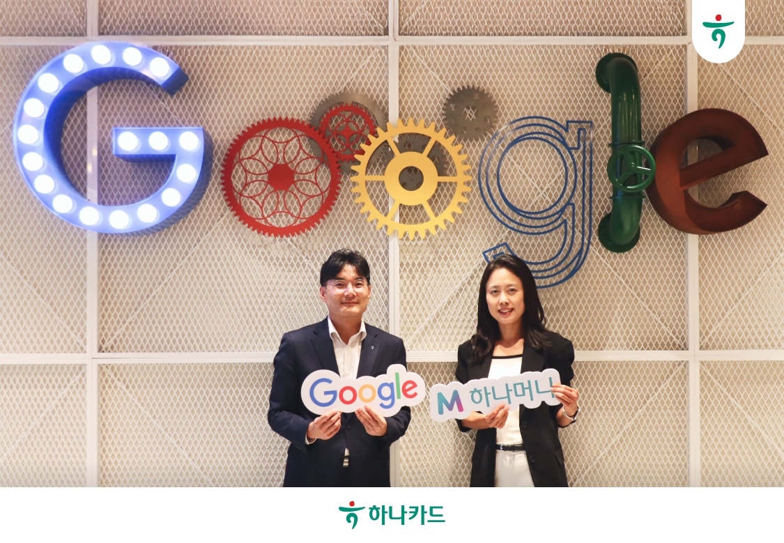 방승수(왼쪽) 하나토르 토토 디지털글로벌그룹 상무, 김은영 구글코리아 광고수익화사업 총괄. [하나토르 토토]