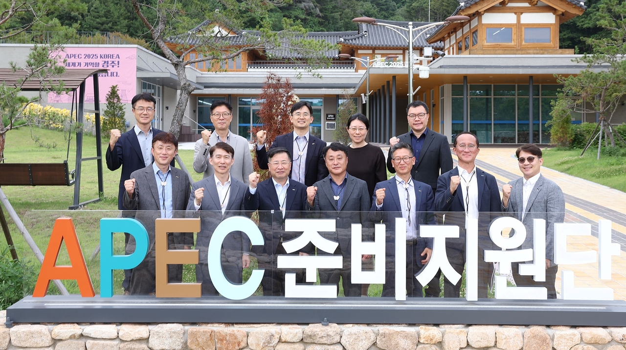 강경성(앞줄 왼쪽 세번째) 코트라 사장과 김상철(앞줄 왼쪽 네 번째) 온라인 토토사이트 신고 준비지원단장 및 주요 인사들이 4일 경북 경주시에서 온라인 토토사이트 신고 2025 연계 경제행사 준비 현장을 점검하고 기념 촬영을 하고 있다.  [코트라 제공]