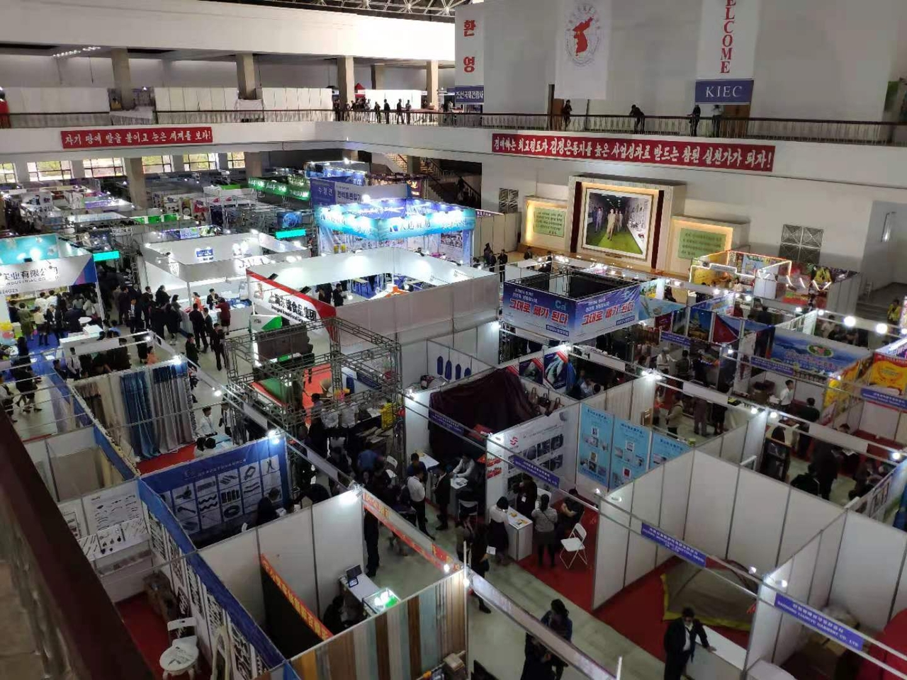 A photo of an unidentified Pyongyang exhibition posted by Young Pioneers Tours, a Chinese travel agency, offering a visit to the North Korean capital in October. (Screen capture from Young Pioneers Tours website)