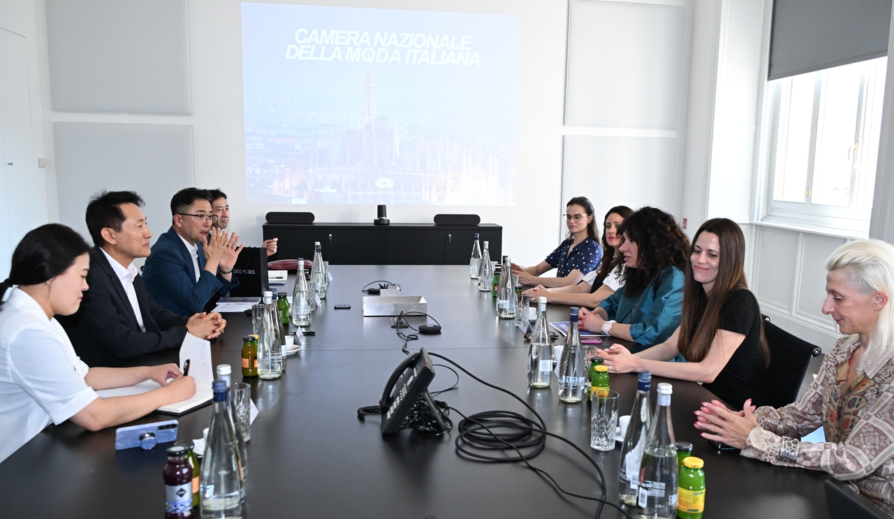 Le maire de Séoul, Oh Se-Hoon (deuxième à gauche), discutera de la collaboration entre la Semaine de la mode de Séoul et la Milan Fashion Week au siège de la caméra Nagyonale della Moda Italiana à Milan le 4 juillet. (Gouvernement métropolitain de Séoul)