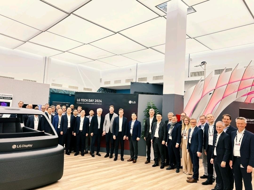 Key executives from LG Group pose for a photo during their visit to the headquarters of Mercedes-Benz in Germany in March 2024. (Mercedes-Benz Group Chairman Ola Kallenius' Linkedin)