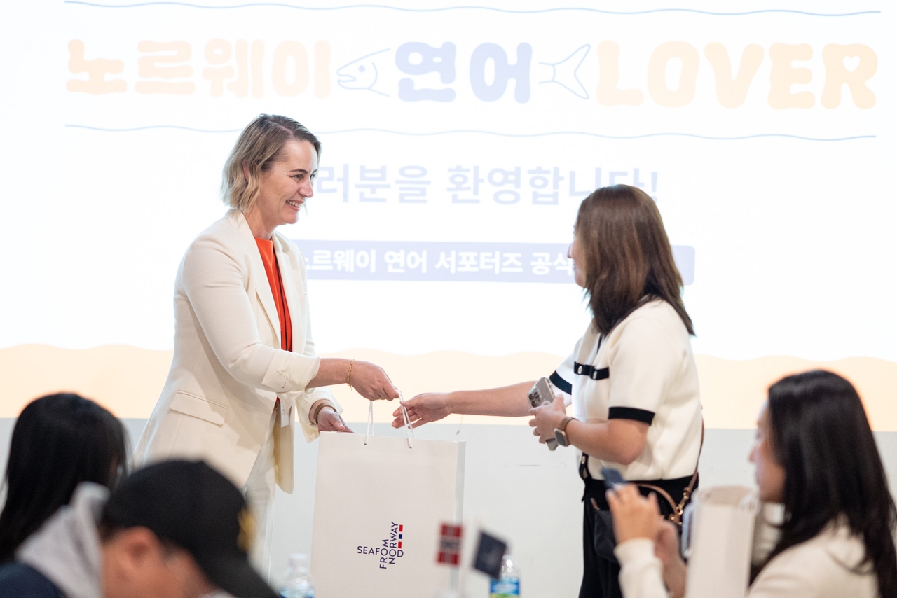 잉에뵤르그 요르달 노르웨이수산물위원회 한국 매니저가  ‘노르웨이 연어 러버’ 발대식에서 선물을 증정하고 있다. [노르웨이수산물위원회 제공]
