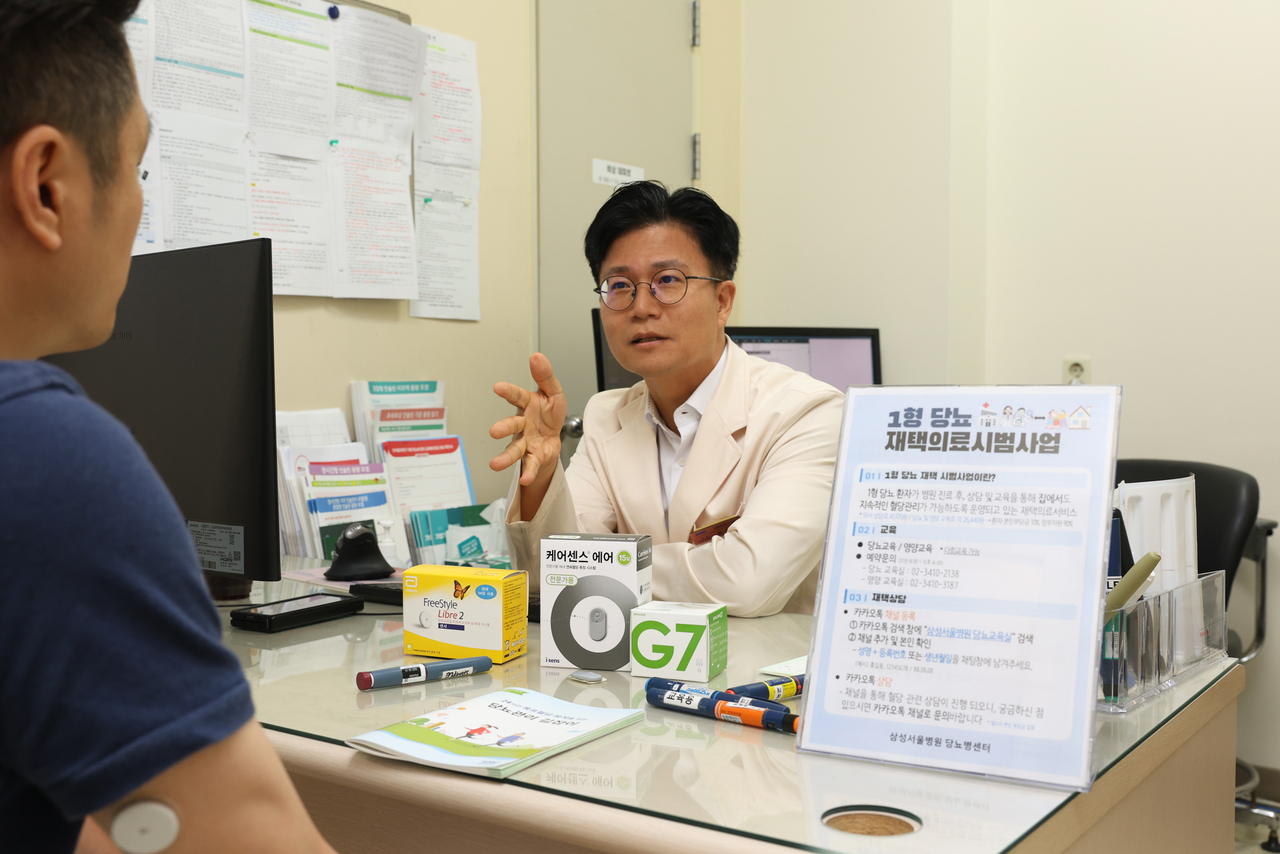 삼성서울병원 내분비대사내과 김재현 교수가 1형당뇨병 환자에게 토토사이트 황토에 대해 설명하고 있다.<삼상사울병원 제공>